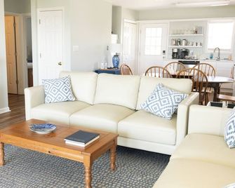 Charming 2-bedroom house with AC, WiFi in lovely Harkers Island - Harkers Island - Sala de estar