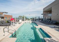 Bluebird Suites Near Chevy Chase - Bethesda - Piscina