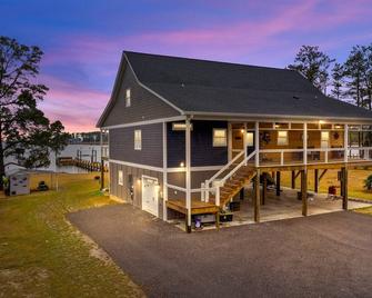 Spacious waterfront home w/ dock, kayaks, paddleboards, cornhole & more! - Belhaven - Edificio