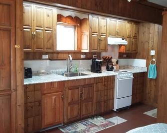 Our Creekside Cottage is located only a mile from the Olympic Discovery Trail. - Sequim - Kitchen