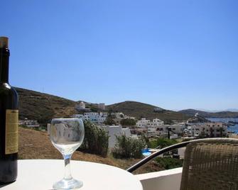 Armadoros Hotel / Ios Backpackers - Ios - Balcony