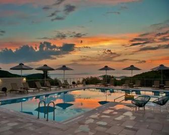 The View Hotel Perdika - Perdika - Piscina