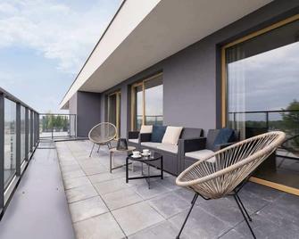 Stylowy Apartament z Dwiema Sypialniami Balkonem i Parkingiem by Noclegi Renters - Katowice - Balkon