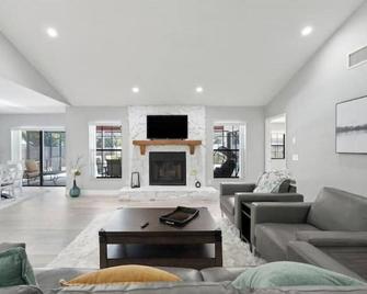 Legoland Poolside Paradise - 3 BR/2BA w/ Pool - 1 Mile from Legoland! - Cypress Gardens - Living room