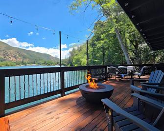 New 2BR Lake House on Blue Lakes-Private Dock, Large Patio, Fire Pit & Kitchen - Upper Lake