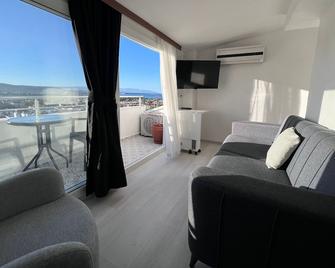 تيبيه هوتيل ألاجاتي - ألاكاتي - غرفة معيشة