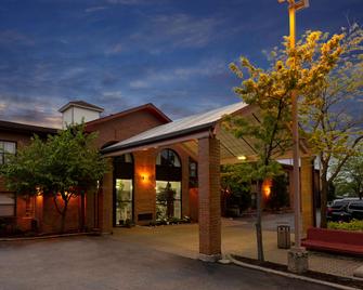 Howard Johnson by Wyndham Waukegan Great Lakes - Waukegan - Gebäude