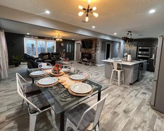 My ranch is a dream come true and im willing to share it so please with respect - Walton - Dining room