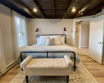 Spacious, renovated barn apartment within walking distance to Lake Superior. - Duluth - Bedroom