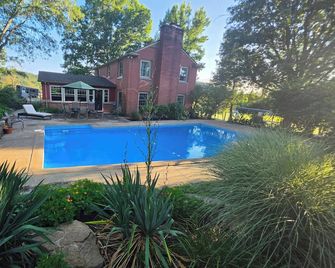 Fall in the Laurel Highlands 4BR Country Retreat & Fireplace - Greensburg - Pool