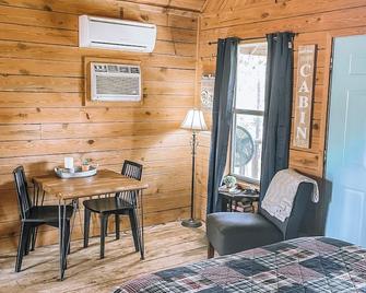 Rustic Cabin Overlooking Private 48 Acre Bass Fishing Lake - Lucedale - Comedor