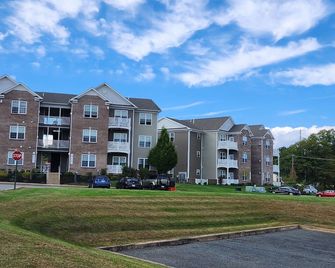 Charming 2-bedroom apartment with Fitness Room, Pool, Tennis, and AC in Dallas - Dallas - Edificio