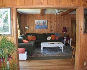 Updated farmhouse on 5 acres near salem oregon - Jefferson - Sala de estar