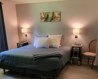 Great quiet family friendly location near chambers Bay. Private covered patio. - University Place - Bedroom