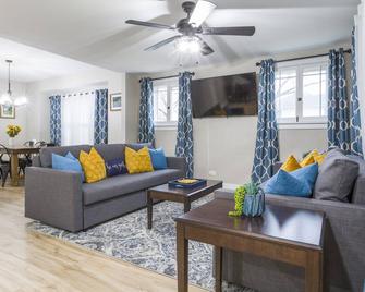 King Bed/Fast Wi-Fi/Spacious/Family-Friendly/Just 2 steps to enter House - Joliet - Living room