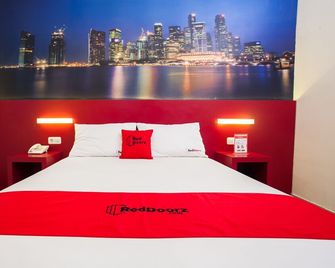 RedDoorz near Hawaii Water Park - Malang - Habitación