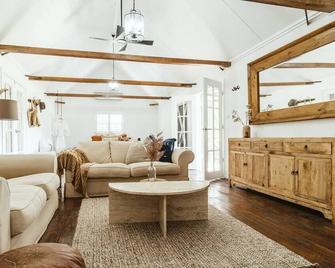 Picturesque Barn located on the Shoalhaven River - Nowra - Living room