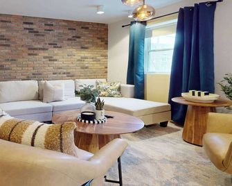 Casa Hotel Elegant 2BR Suite in Leslieville - Toronto