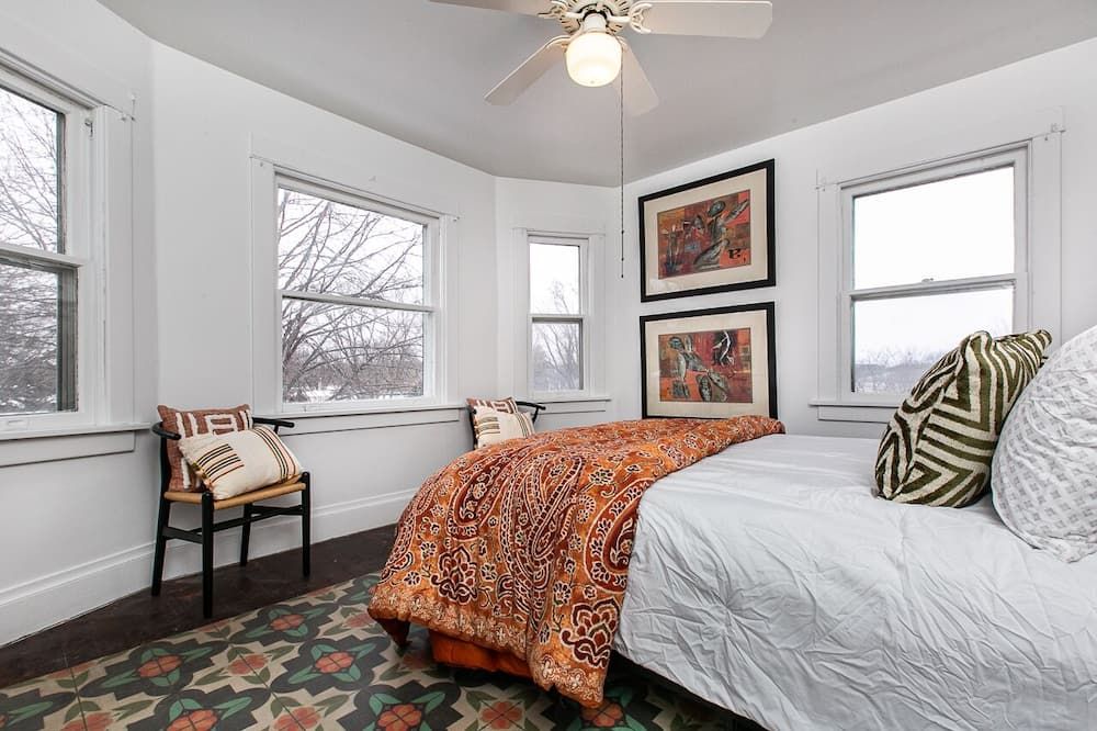 Pool with 5 beds downtown - Dyersville - Habitación