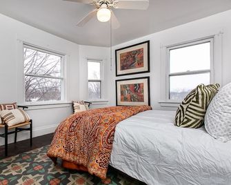 Pool with 5 beds downtown - Dyersville - Habitación