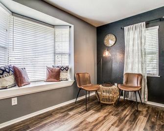 The Blue Cactus in Downtown McKinney - McKinney - Bedroom