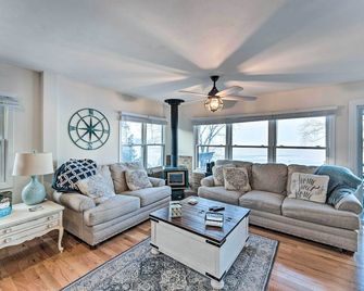 Lakefront Home w/ Gorgeous Sunsets, Kayaks, & Pier - Fort Atkinson - Sala de estar