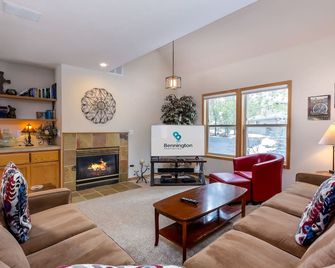 Cama23 - Family Friendly Home, Near Ft Rock Park, Gas Fireplace, Hot Tub - Sunriver - Sala de estar