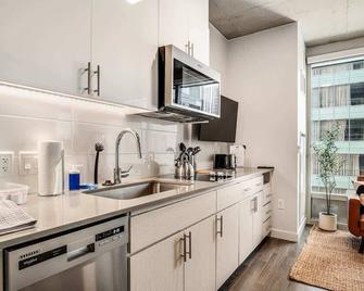 Boulevard Stays Downtown Highrise Stu Sky Pool Parking Gym 03 - Phoenix - Kitchen