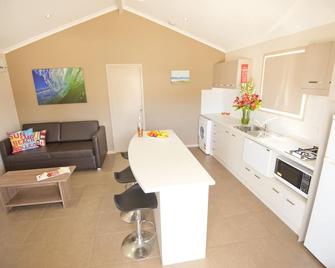 The Bowlo Holiday Cabins - Evans Head - Cocina