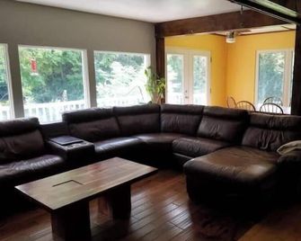 Private Lake with 180° views - Uxbridge - Living room