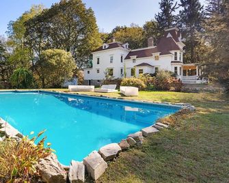 Renovated Historic Berkshire Gem w/Hot Tub • Pool - Cheshire - Piscina