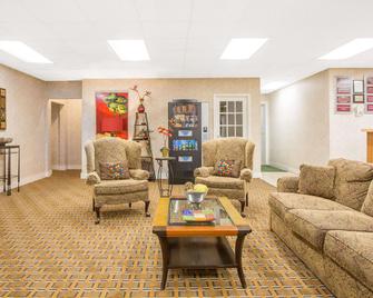Days Inn by Wyndham Chester - Chester - Lobby