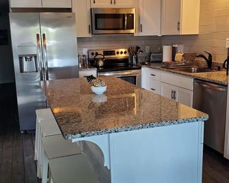 3 Bed, 2 Bath, Waterfront, Dock, Large Driveway - Tavares - Kitchen
