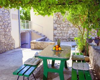 Villa Leticia In Tucepi, Private Pool - Tucepi - Патіо