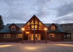 Secluded luxury lodge that sleeps 34 in beds - Price - Building