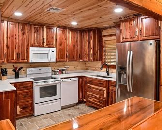 Cozy lakefront cabin with boat house and ramp on T - Many - Keuken