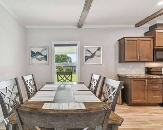 2 Bed Cozy Home, Dade City, Pickle Ball - Dade City - Dining room
