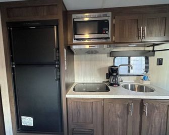 Cozy RV in Tampa, Hyde Park area with WiFi, AC. Close to UT, downtown. - Tampa - Cuisine