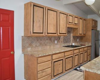 Bright newly updated historical Eichler home near Stanford and other great sites - East Palo Alto - Kitchen