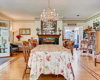 Spacious Country Home centrally located on the island of Martha's Vineyard. - West Tisbury - Dining room