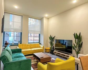 Your Downtown Oasis, Pool Gym in Building Steps from Dining and Top Sights - Cleveland - Living room