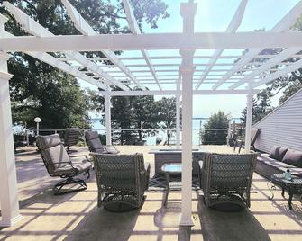 Pontoon Included In Price, Game Room, Hot Tub, Sauna, On Big Detroit Lake! - Detroit Lakes - Binnenhof