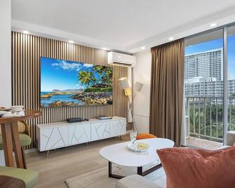 Steps to Waikiki Beach! Newly Renovated with 75' TV - Honolulu - Wohnzimmer