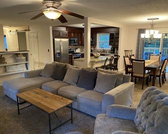 Executive 5 Bed/4 Bath, 13 Beds, Sleeps 17, by Patti's w/ Pool Table! - Grand Rivers - Living room