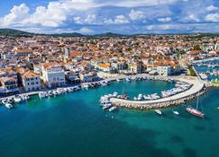 Lovely Apartment In Vodice With Wifi - Vodice - Vardagsrum