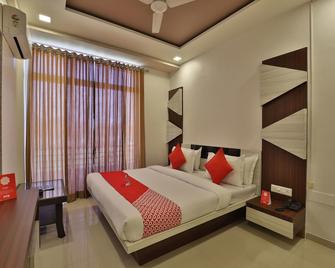 Oyo 11750 Hotel Starz - Gandhinagar - Bedroom