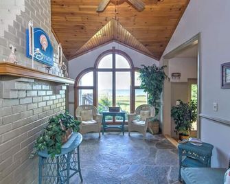 Clearview - Tilghman Island - Lobby