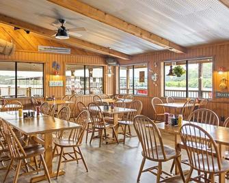 Spacious 4-bedroom waterfront house on Lake Barkley in Eddyville, KY. - Eddyville - Restaurant