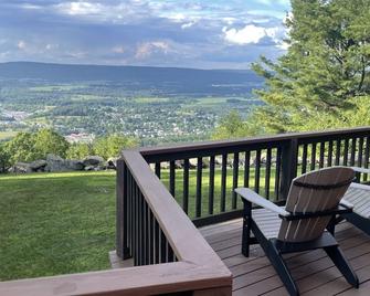 Sugarloaf Summit - Breathtaking views of the valley below. Ski, Knoebels & more - Sugarloaf - Balcón