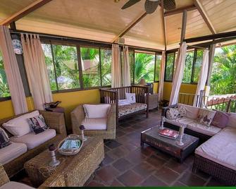 Amazing Villa Esparza Costa Rica for up to 15 people - Barranca - Sala de estar